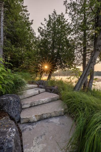 Hutten & Co. Land and Shore