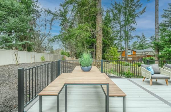 Burlington Decks & Fences